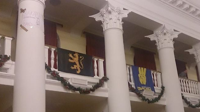 Flaggor från Nordisk Ungdom och Svoboda i en ockuperad byggnad. Foto: Nordisk Ungdom