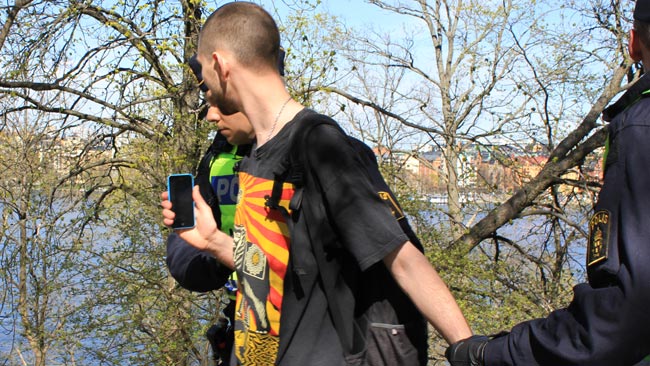 En till motdemonstrant blev omhändertagen av polis - Foto: Nyheter Idag