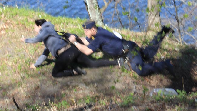 Det blev lite suddigt när vi fotade en polis som kastade sig efter en motdemonstrant - Foto: Nyheter Idag
