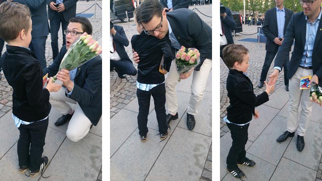 Alfons ger Jimmie blommor och en teckning med spindelmannen. Foto: mamma Izabella