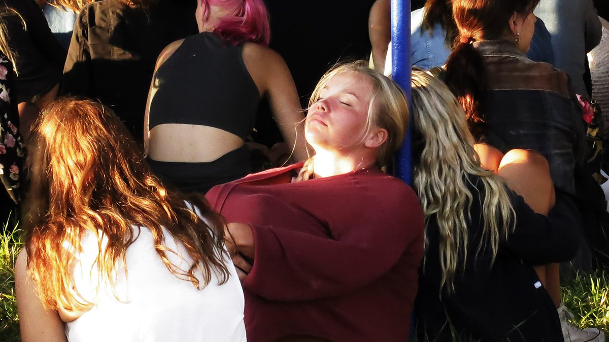 Unga kvinnor på Bråvallafestivalen 2014. Foto: Karl af Geijerstam