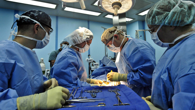 Kirurg glömde nål och tråd i kvinna – kände smärta i elva år