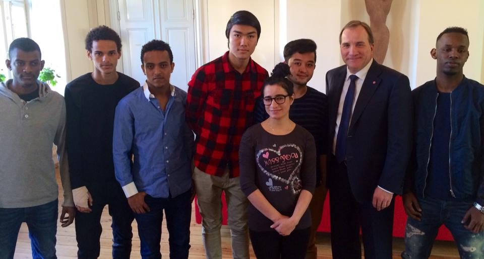 Statsminister Stefan Löfven tillsammans med en grupp flyktingbarn. Foto: Regeringen