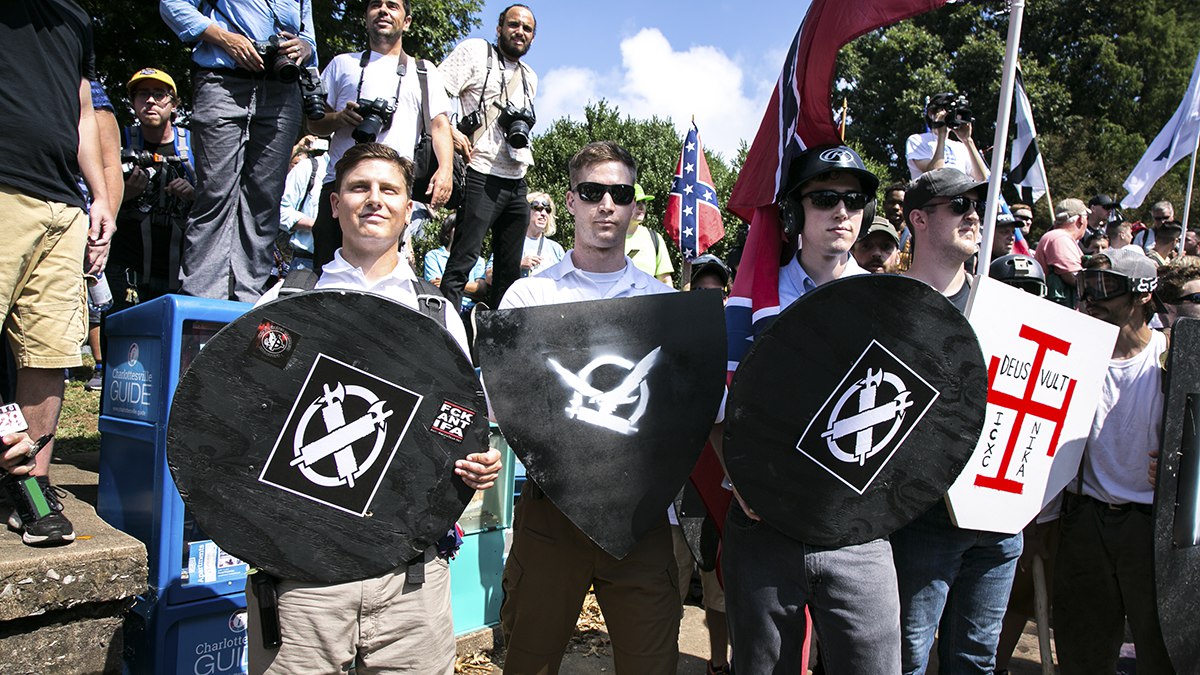 Demonstranterna bär sköldar dekorerade med fasces &ndash; fascismens symbol. Foto: Karla Cote