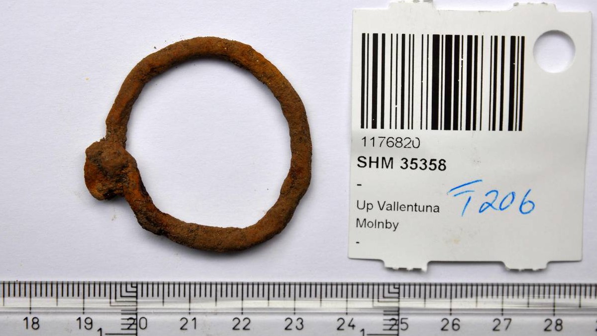 En amulettring som numera förstörts. Foto: Arkeologerna vid Statens historiska museer