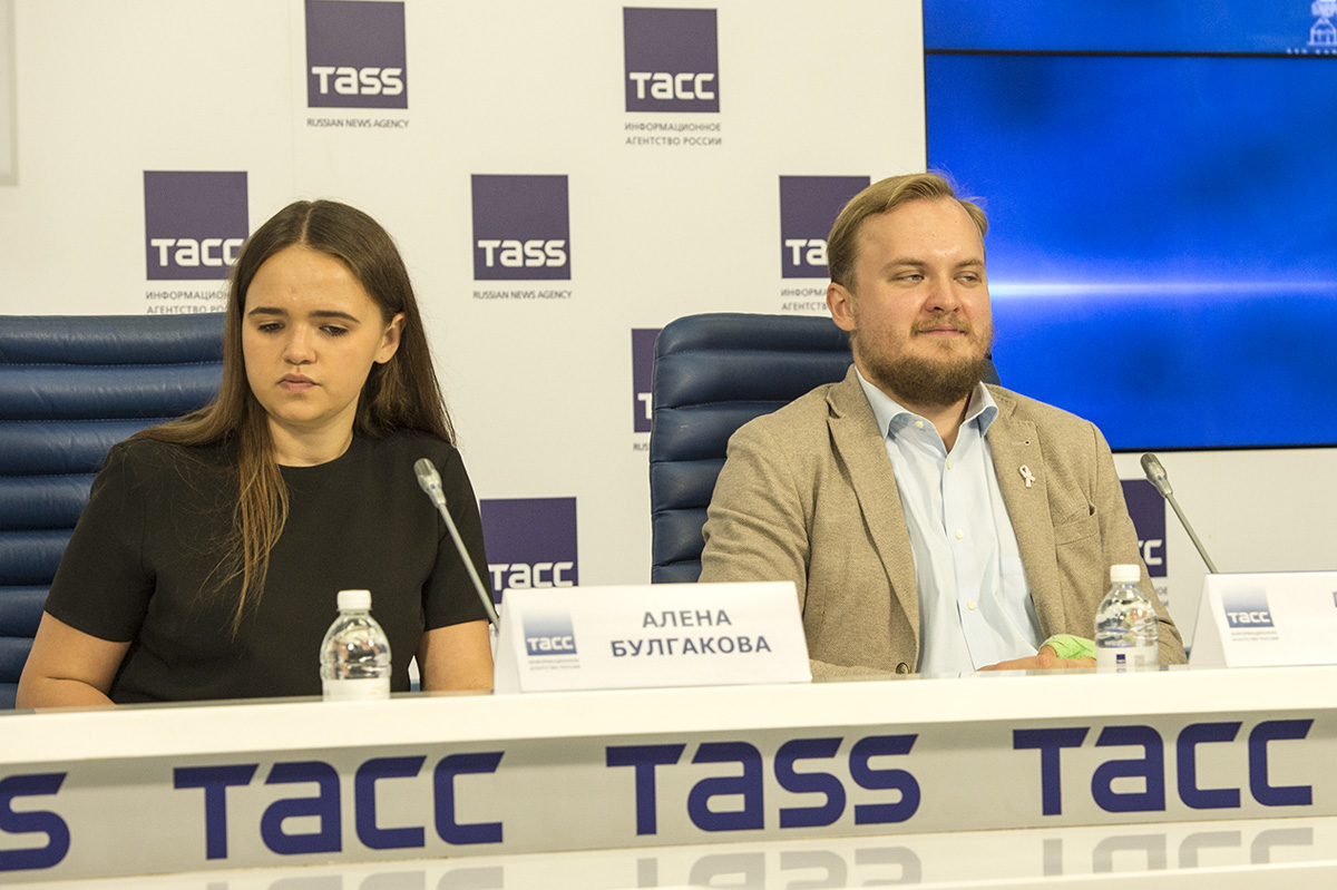 Pavel Gamov trivdes i sällskapet under presskonferensen. Foto: Nyheter Idag