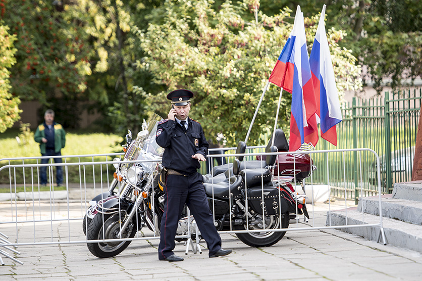 Även poliser och annat väntade utanför vallokalen. Foto: Nyheter Idag