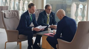 Kasselstrand med Felten i riksdagen just nu. Foto: Nyheter Idag