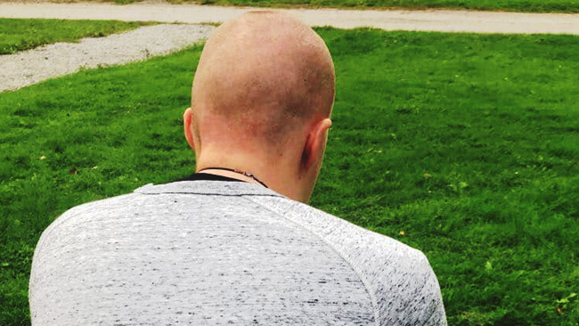 Hans namn är Tommie Lindh