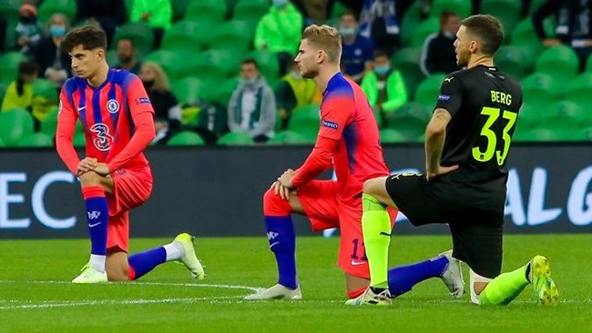 Nu slutar engelska fotbollsspelare knäa för BLM