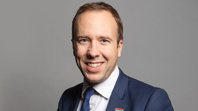 Ställer upp i dokusåpa – nu sparkas ex-ministern av partiet