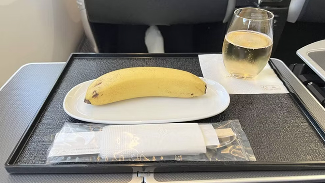 Flygpassagerare beställde vegansk frukost – fick en ynka banan