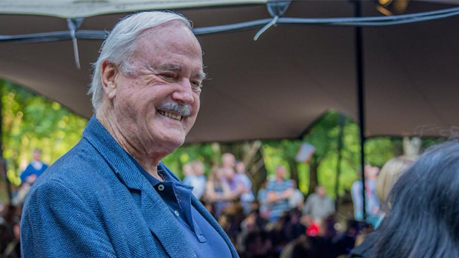 Scen ryker när Life of Brian blir teater – kan vara kränkande