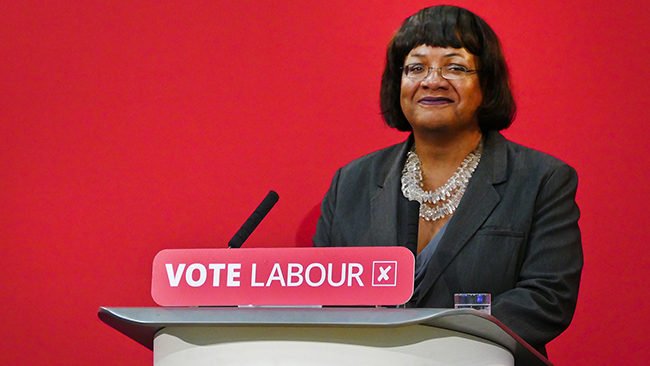 Vänsterpolitiker stängs av – påstod att det inte finns rasism mot judar