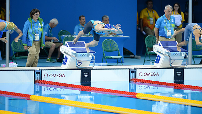 Kvinnliga simmare slipper tävla mot transpersoner i England