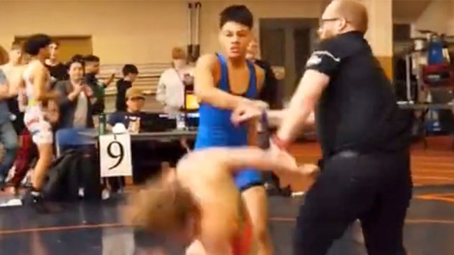 Här slår brottaren ned sin motståndare efter förlusten