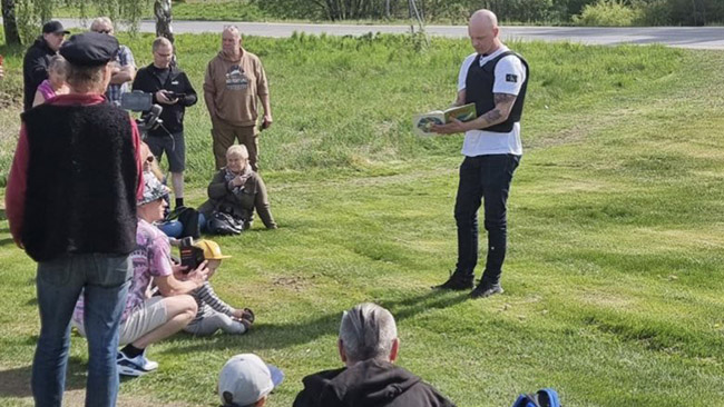 Efter dragdebatten – Lamotte höll i sagostund vid parkering