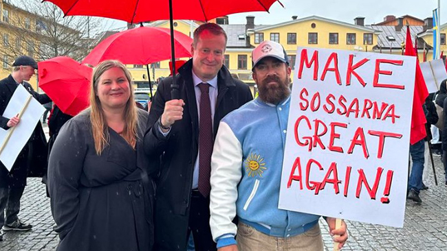 Här demonstrerar Jan Emanuel med Ygeman: ”Make sossarna great again”