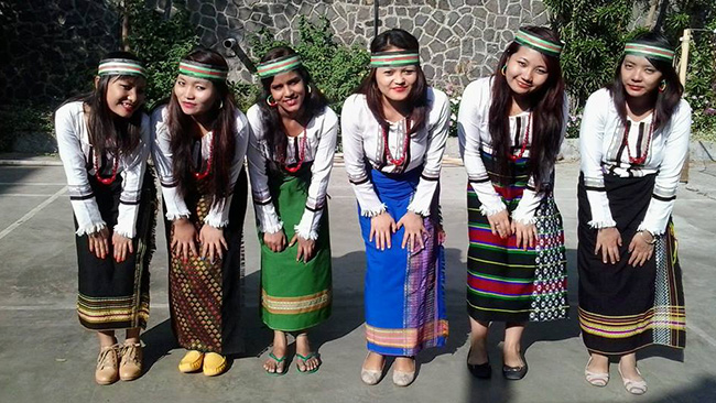 Kvinna gruppvåldtogs efter förnedringsparad – kvinnor attackerar misstänkt gärningsmans hem